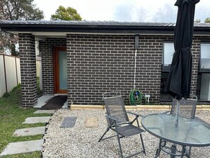 Outdoor dining - Cozy Granny Guest house Sydney Blue Mountain (Kingswood)