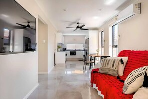 TV - Cozy Granny Guest house Sydney Blue Mountain (Kingswood)