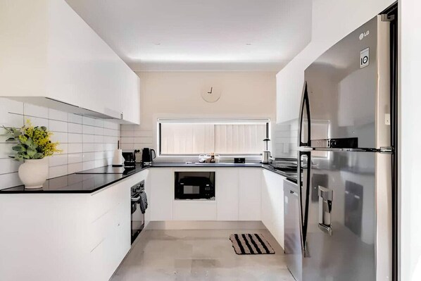 Fridge, microwave, oven, dishwasher - Cozy Granny Guest house Sydney Blue Mountain (Kingswood)