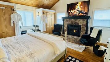 3 bedrooms, desk, iron/ironing board, travel crib