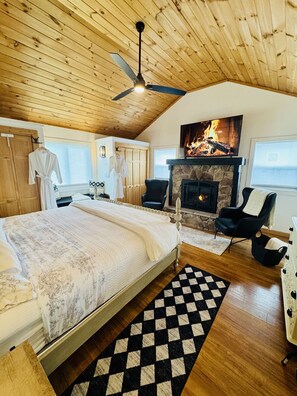 3 bedrooms, desk, iron/ironing board, travel crib - Cabin with lake view•Ice fishing•Close to trails (Pulaski)