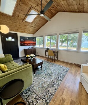 Smart TV, fireplace, books, stereo - Cabin with lake view•Ice fishing•Close to trails (Pulaski)