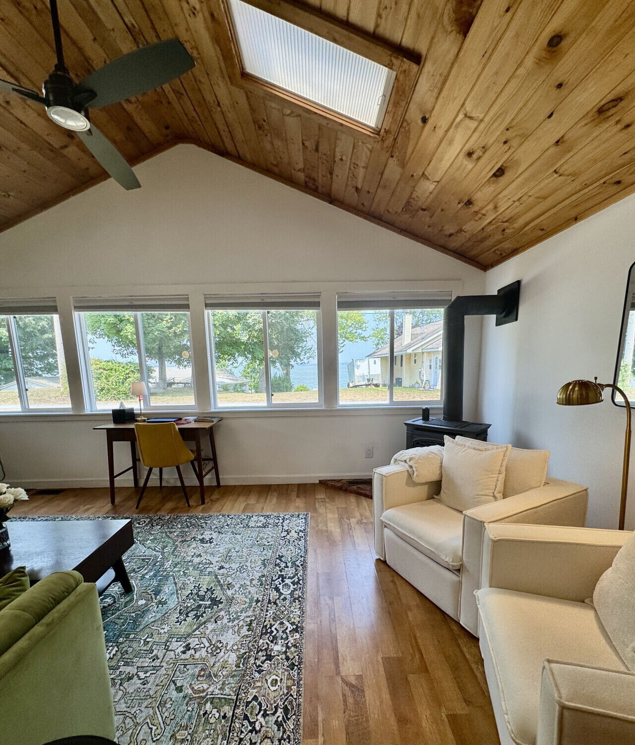 Smart TV, fireplace, books, stereo