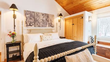 3 bedrooms, desk, iron/ironing board, travel crib