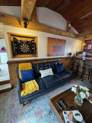 Een smart-tv, een open haard, boeken en een stereo