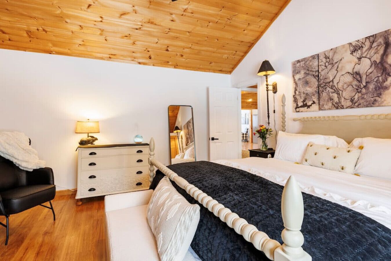 3 bedrooms, desk, iron/ironing board, travel crib