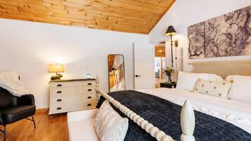 3 bedrooms, desk, iron/ironing board, travel crib