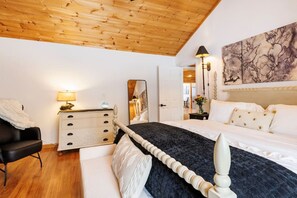 3 makuuhuonetta, työpöytä, silitysrauta/-lauta, vauvan matkasänky