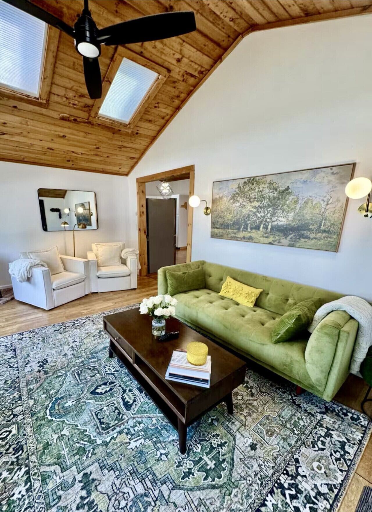 Smart-TV, peis, bøker og stereoanlegg