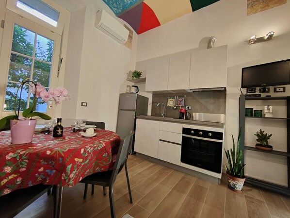 Køleskab, ovn, kogeplade, elkedel