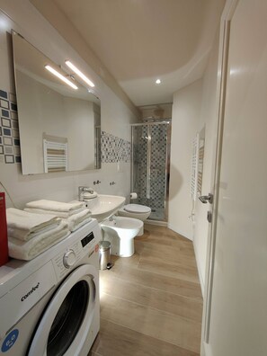 Bruser, hårtørrer, bidet, håndklæder