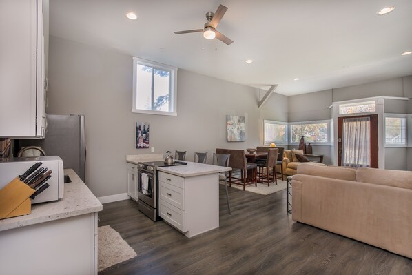 Living area - Best of North Tacoma (Tacoma)