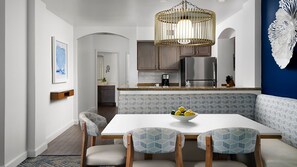 Dining - 𝐅𝐢𝐧𝐝𝐢𝐧𝐠 𝐌𝐞𝐢𝐥𝐢 Beachfront Ocean Pointe Resort Oasis+Amenities, 2BR (Palm Beach Shores)