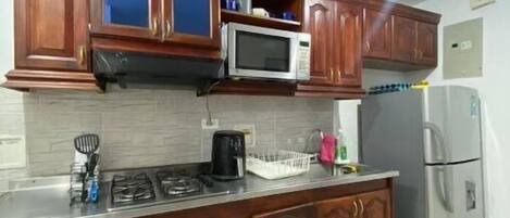 Frigorífic, microones, forn i placa de cuina