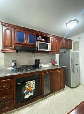 Jääkaappi, mikroaaltouuni, uuni, liesi