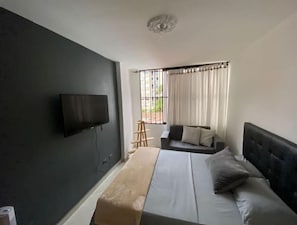 3 habitaciones, caja de seguridad en la habitación y escritorio