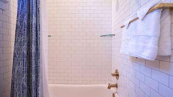 Séchoir à cheveux, serviettes fournies, savon, shampooing