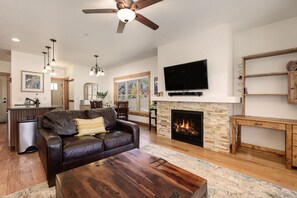 智能电视、壁炉、书、立体声音响