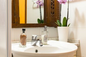 Shower, hair dryer, bidet, towels - LUNA BAY HOME RETREAT with a view of Porto Luna Bay, 2 km from Villasimius (VILLASIMIUS)
