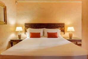 3 dormitorios, tabla de planchar con plancha, cuna de viaje