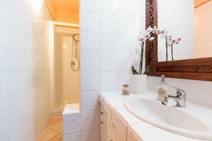 Douche, sèche-cheveux, bidet, serviettes fournies