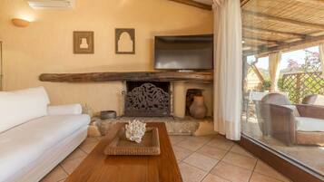 Een televisie en een open haard