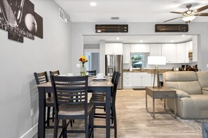 Dining - Amazing Pool, 6 mi to Beach, heated pool, hot tub, fire pit, putting green (Bradenton)