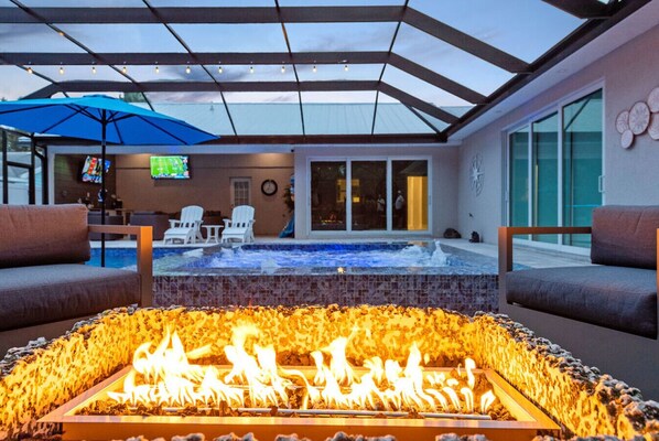 Interior - Amazing Pool, 6 mi to Beach, heated pool, hot tub, fire pit, putting green (Bradenton)