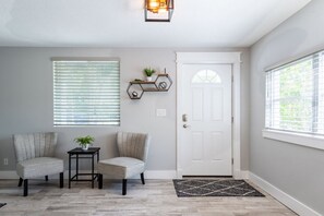 Interior - Amazing Pool, 6 mi to Beach, heated pool, hot tub, fire pit, putting green (Bradenton)