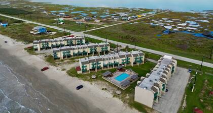 Beachfront One Bedroom Condo with a Pool/2 nights or 7 nights. Pet friendly!