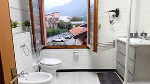 Douche, sèche-cheveux, bidet, serviettes fournies