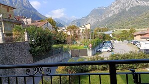 Zona residencial con montañas al fondo, que incluye casas, un estacionamiento y una señal de tráfico visible.