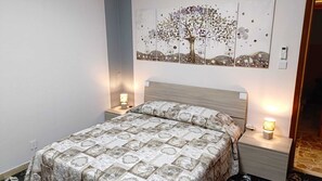 2 chambres, coffres-forts dans les chambres, fer et planche à repasser