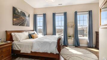 2 bedrooms, desk, iron/ironing board, travel crib