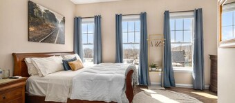 Airy Penthouse Loft on Main St. w/Massage Chair