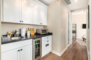 Frigorífico, microondas, horno y placa de cocina
