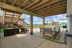 Outdoor dining - Snarky Shark - Walk to the Beach (Jamaica Beach)