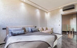 6 habitaciones, tabla de planchar con plancha, wifi y ropa de cama