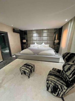 6 bedrooms, iron/ironing board, WiFi, bed sheets