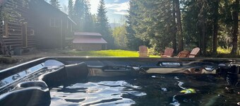 Family Cabin + Games Barn | Hot Tub | Theatre