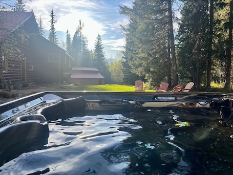 Outdoor spa tub. Family Cabin + Games Barn | Hot Tub | Theatre