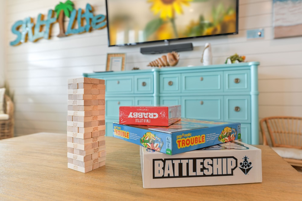 Beach Getaway. 2 King Beds. Walk to Beach. Fire Pit, BBQ Grill and Ping