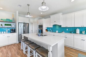 Fridge, microwave, oven, stovetop - Beach Getaway. 2 King Beds. Walk to Beach. Fire Pit, BBQ Grill and Ping Pong (Galveston)