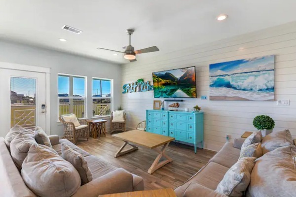 Smart-tv, een tafeltennistafel, boeken en een stereo