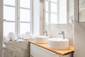 Ducha, secador de pelo, toallas y jabón