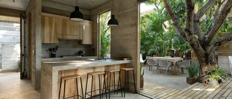 Réfrigérateur, plaque de cuisson, cafetière/bouilloire, grille-pain