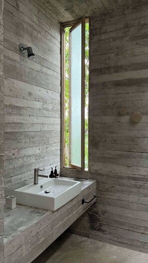 Douche, séchoir à cheveux, serviettes fournies, shampooing