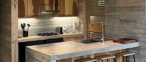 Réfrigérateur, surface de cuisson, cafetiÚre-théiÚre, grille-pain