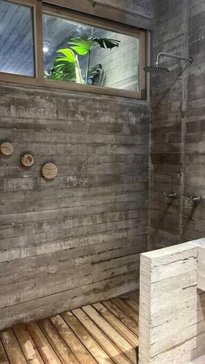 Een douche, een haardroger, handdoeken, shampoo