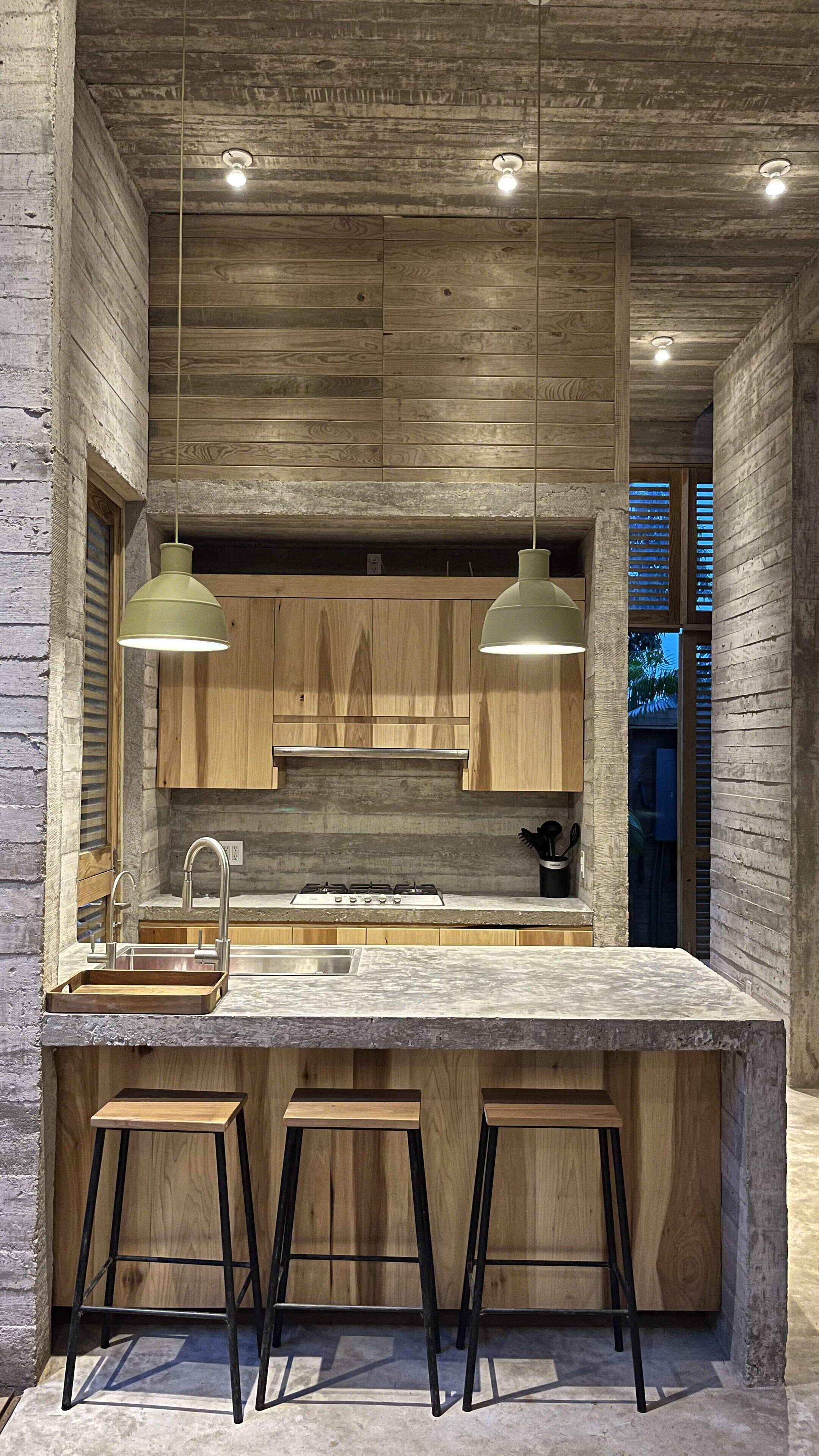 Frigorífico, placa de cocina, cafetera o tetera y tostadora